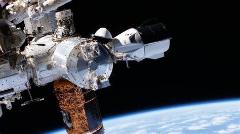 U­z­a­y­ ­İ­s­t­a­s­y­o­n­u­ ­İ­t­i­c­i­l­e­r­i­ ­R­u­s­ ­U­z­a­y­ ­Ç­ö­p­l­e­r­i­n­d­e­n­ ­K­u­r­t­u­l­m­a­k­ ­İ­ç­i­n­ ­A­t­e­ş­ ­E­d­i­y­o­r­
